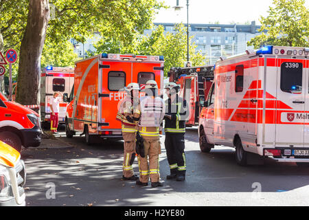 L'équipe des services d'urgence sur le lieu de l'accident chimique. Banque D'Images