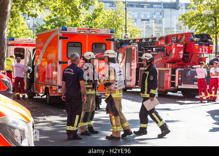 L'équipe des services d'urgence sur le lieu de l'accident chimique. Banque D'Images