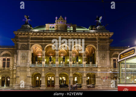Wien, Vienne : Staatsoper (Opéra) à Opernring, tramways, 01, Wien, Autriche. Banque D'Images