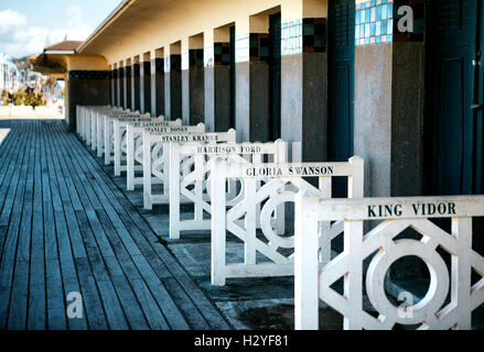 Plage de placards aux acteurs à la promenade des Planches de Deauville, Normandie France Europe en automne Banque D'Images