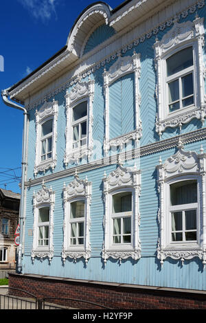 Tomsk, une vieille maison avec des éléments décoratifs en bois sculpté Banque D'Images