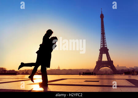 Silhouette de jeune couple amoureux de l'arrière-plan la Tour Eiffel à Paris, France Banque D'Images