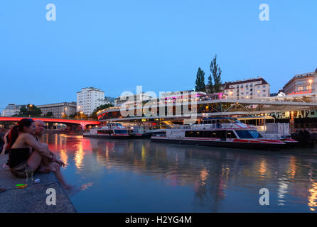 Wien, Vienne : Canal du Danube (Donaukanal) boat station Wien City , excursion en bateau, navire - restaurant 'Motto am Fluss' resta à terre Banque D'Images