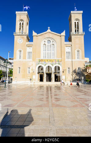 L'ombre de la statue de l'archevêque Damaskinos Papandreou devant la cathédrale Metropolis, la place métropolitaine, Athènes, Grèce Banque D'Images