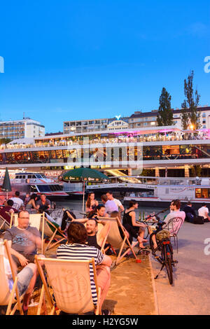 Wien, Vienne : Canal du Danube (Donaukanal) boat station Wien City , excursion en bateau, navire - restaurant 'Motto am Fluss' resta à terre Banque D'Images