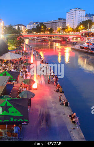 Wien, Vienne : Canal du Danube (Donaukanal) boat station Wien City , excursion en bateau, navire - restaurant 'Motto am Fluss' resta à terre Banque D'Images