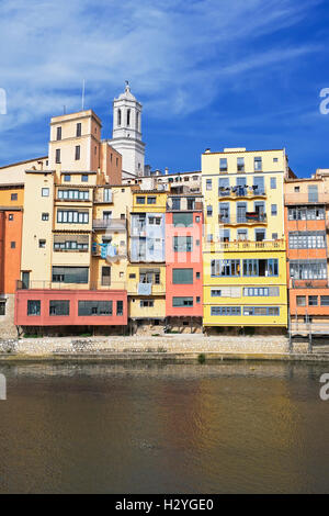 Maisons colorées et de la cathédrale sur la rivière Onyar, Gérone, Catalogne, Espagne Banque D'Images