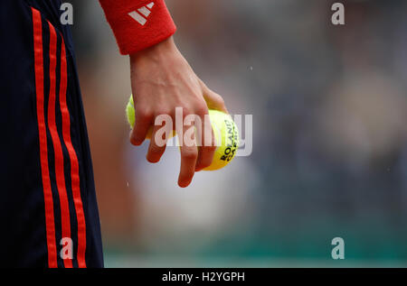 Ball boy sous la pluie, main tenant une balle de tennis, Open de France 2010 de l'ITF, tournoi du Grand Chelem, Roland Garros, Paris, France Banque D'Images