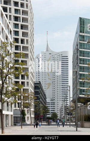 Parc résidentiel Donau avec Hochhaus Neue Donau, Donau, Vienne, Autriche Banque D'Images