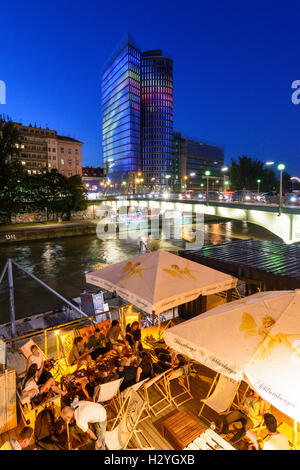 Wien, Vienne : Canal du Danube (Donaukanal), Uniqa Tower , Shore Restaurant, 01, Wien, Autriche. Banque D'Images