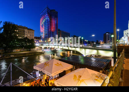 Wien, Vienne : Canal du Danube (Donaukanal), Uniqa Tower , Shore Restaurant, 01, Wien, Autriche. Banque D'Images