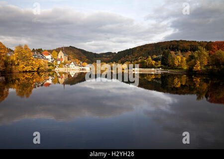 Lake Beyenburger et centre historique de Beyenburg avec l'Eglise Sainte-marie Madeleine à Wuppertal Bergisches Land, Banque D'Images