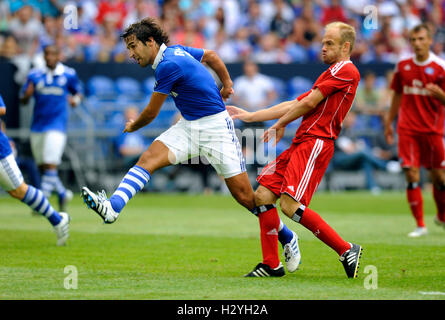 Les joueurs de football Raul et David Jarolim, Liga total Cup 2010, Coupe de la ligue match total, entre le FC Schalke 04 et Hambourg SV Banque D'Images