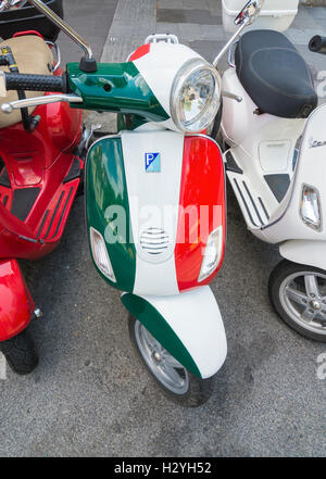 Piaggio scooter dans les couleurs du drapeau italien stationné dans une ligne de triporteurs à Rome, Italie Banque D'Images
