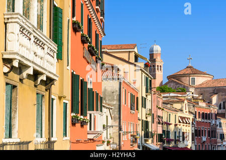 Façades de bâtiments le long du Rio dei Tolentini dans le quartier Santa Croce, Venise, Italie Banque D'Images