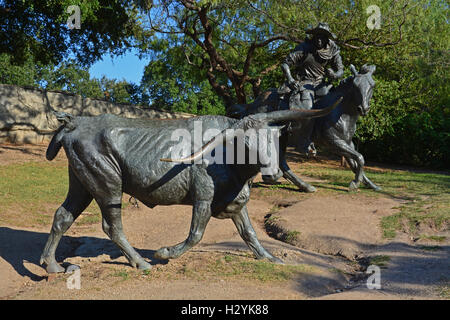 Des statues en bronze d'un taureau et cowboy à cheval, partie de l'ancienne west cattle drive à pioneer plaza, le centre-ville de Dallas, au Texas. Banque D'Images