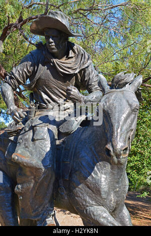 Un cowboy à cheval est l'un des près de 50 statues de bronze d'un ancien à l'ouest de bétail dans la région de pioneer plaza, le centre-ville de Dallas, au Texas. Banque D'Images