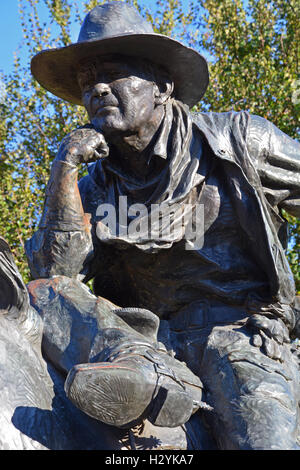 Un cowboy à cheval est l'un des près de 50 statues de bronze d'un ancien à l'ouest de bétail dans la région de pioneer plaza, le centre-ville de Dallas, au Texas. Banque D'Images