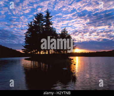 Le coucher du soleil, sland, Imp Lake, Ottawa National Forest, partie supérieure de la péninsule du Michigan, USA Banque D'Images