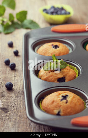 Muffins aux bleuets sur fond de bois vieux Banque D'Images