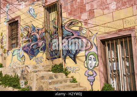 Art de rue colorés dans le patrimoine mondial de l'Unesco ville portuaire de Valparaiso au Chili. Banque D'Images