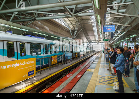 KL LRT train rapide plate-forme avec des gens qui attendent. Banque D'Images