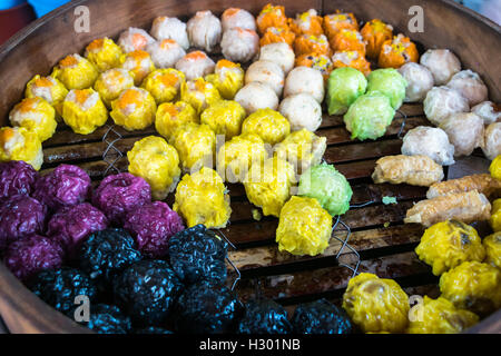 Dim sum à la vapeur boulettes en chinois coloré Chinatown Banque D'Images