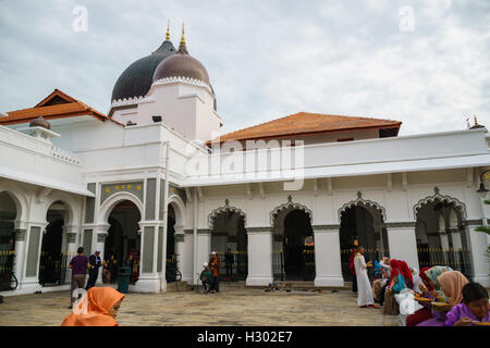 Les gens en face de mosquée de Kapitan Keling, George Town, Penang, Malaisie. Banque D'Images