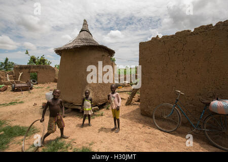 Maisons traditionnelles de boue et d'herbe de Réo, Burkina Faso, Afrique de l'Ouest. Banque D'Images