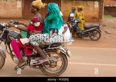 La moto est une forme populaire de transport au Burkina Faso, Afrique de l'Ouest. Banque D'Images