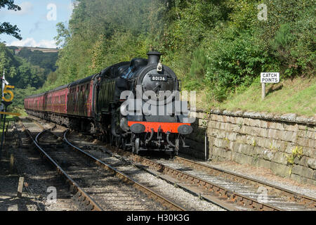 Numéro de réservoir Standard 80136 à Goathland pendant l'automne gallois sur le gala vapeur NYMR North York Moors Railway. Banque D'Images