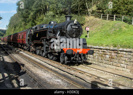 Numéro de réservoir Standard 80136 à Goathland pendant l'automne gallois sur le gala vapeur NYMR North York Moors Railway. Banque D'Images