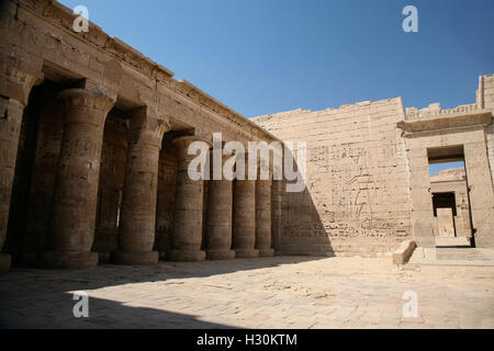 Mur et colonnade de monument Temple égyptien de Ramsès Ramsès III ou à Médinet Habou, monument de sculptures et des chiffres hier Banque D'Images