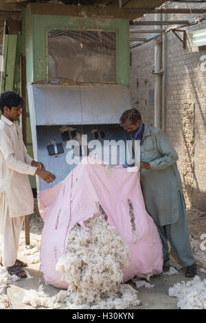 Les hommes qui travaillent dans l'usine de coton Multan Pakistan Banque D'Images