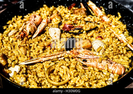 Paella Valencienne traditionnelle avec du riz et des fruits de mer Banque D'Images