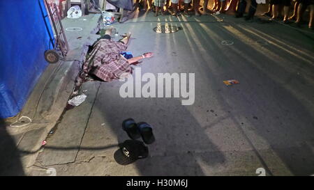 Manila, Philippines. 09Th Oct, 2016. (NOTE de l'ÉDITEUR : Image représente la mort) un usager de drogue, a été abattu dans Don Carlos St., Brgy. 189, Pasay City vers 1:30am. La scène est devenu une frénésie médiatique pour les deux événements presse locale et étrangère, essayant de scoop sur l'exécution sommaire fait par circonscription en tandem duo/groupe d'autodéfense. Sherbien Dacalanio : Crédit/Pacific Press/Alamy Live News Banque D'Images