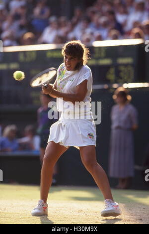 Jennifer Capriati joue un double coup en revers remis sur le Court Central de Wimbledon en 1991. La star de 15 ans a atteint les demi-finales. Photo par Tony Henshaw Banque D'Images