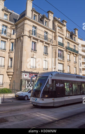 STAN en trolleybus en face de maisons art nouveau, avenue Général Leclerc, Nancy, Meurthe-et- Moselle, Grand Est, France Banque D'Images