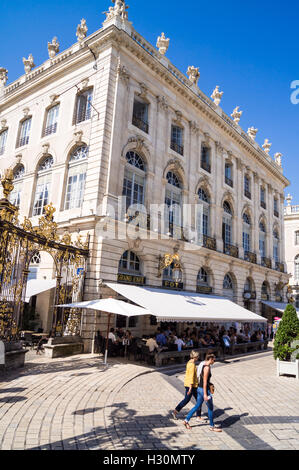 Deux jeunes femmes en passant devant le Grand Café Foy, Place Stanislas, Nancy, Meurthe-et-Moselle, (Grand Est), France Banque D'Images