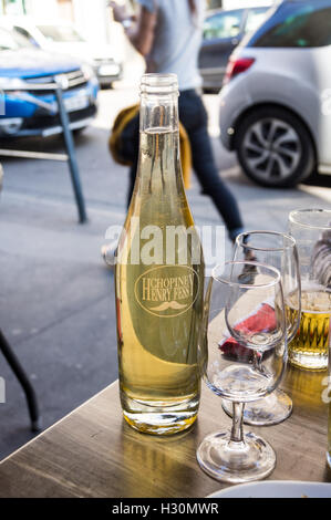 Un demi litre carafe de vin blanc sur une table de bistro, Nancy, Meurthe-et-Moselle, France Banque D'Images