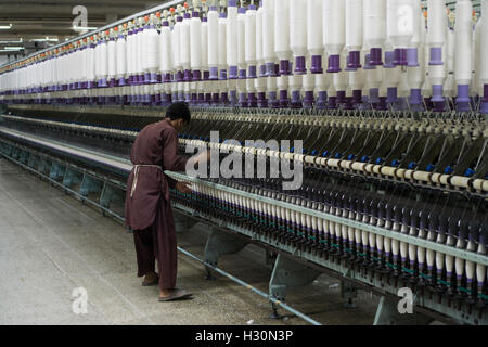 Exploitation de l'homme de la filature de coton linge Multan Pakistan Banque D'Images