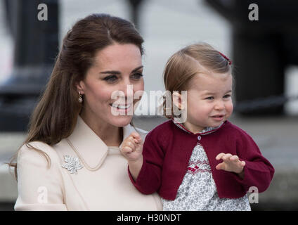 La duchesse de Cambridge et la Princesse Charlotte après une cérémonie pour marquer leur départ à Victoria Harbour hydroaérodrome à Victoria au cours de la tournée royale du Canada. Banque D'Images