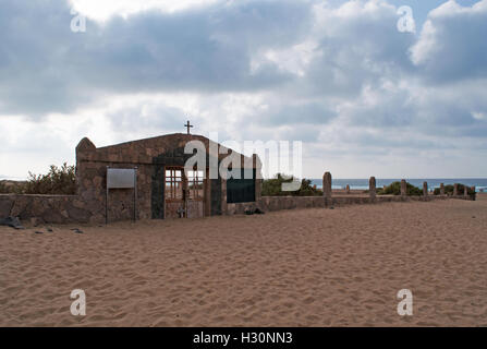 Fuerteventura : journée nuageuse et la porte du cimetière marin sur la plage de Cofete, où sont enterrés les sections locales, les vagabonds et les victimes de noyade Banque D'Images