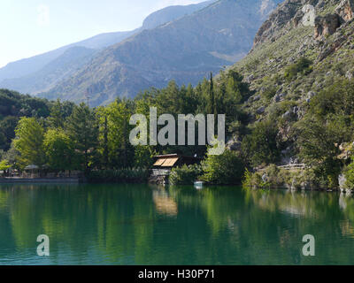 Lac de montagne dans la région de Zaros, Crète, Grèce Banque D'Images