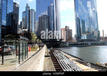 Le Riverwalk Chicago en construction, à l'extérieur, vers 150 N Riverside Plaza et River Point (les deux nouvelles tours) Banque D'Images