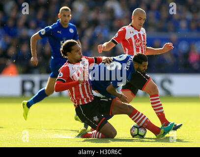 Leicester City's Riyad Mahrez réagit à un défi de Southampton Virgil van Dijk au cours de la Premier League match à la King Power Stadium, Leicester. Banque D'Images