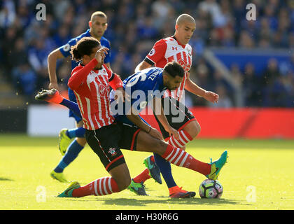 Leicester City's Riyad Mahrez réagit à un défi de Southampton Virgil van Dijk au cours de la Premier League match à la King Power Stadium, Leicester. Banque D'Images