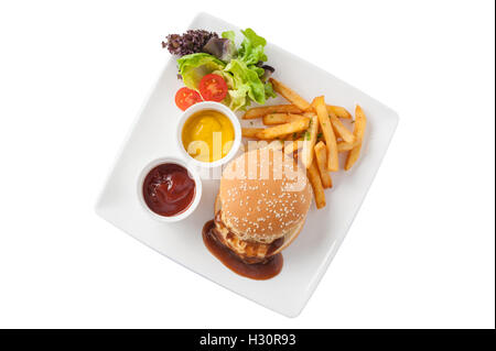 Vue de dessus de style américain de porc barbecue burger avec frites, ketchup, sauce moutarde, garni de produits frais vegetab Banque D'Images
