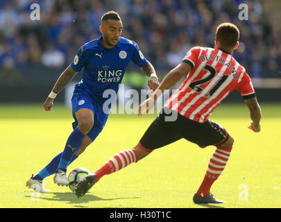 Leicester City's Riyad Mahrez et Southampton Ryan Bertrand bataille pour la balle au cours de la Premier League match à la King Power Stadium, Leicester. Banque D'Images