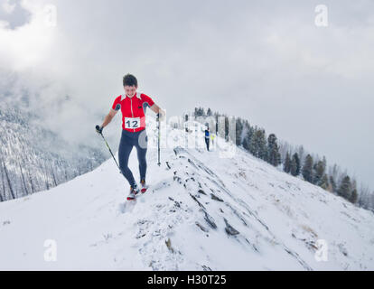 La Russie, de Darshan - 04,2015 : un groupe d'hommes skyrunning tournant avec les bâtons de marche en main pendant un шт snow mountain marathon. Banque D'Images